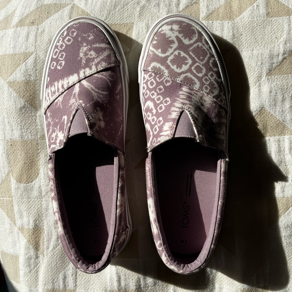 TOMS Mauve Patterned Canvas Slip-Ons